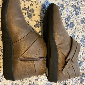 Cloudsteppers by Clark’s pewter. Worn 2 times